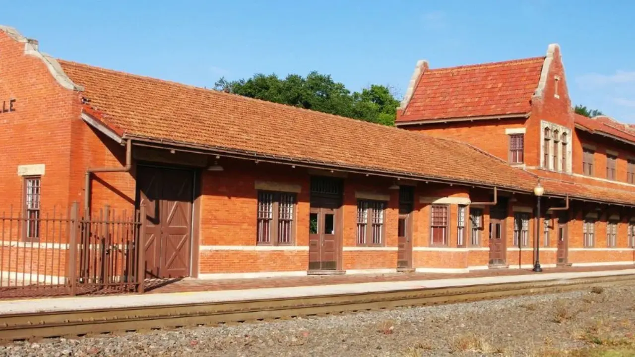 Amtrak Train Station Gainesville, TX (GLE)