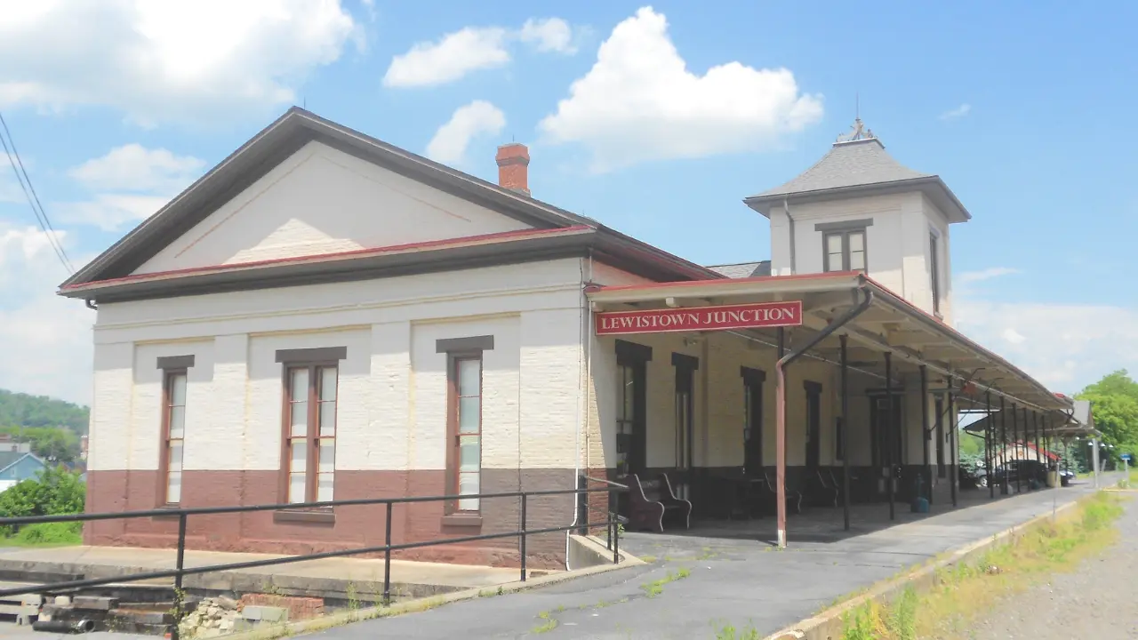 Amtrak Train Station Lewistown, PA (LEW)